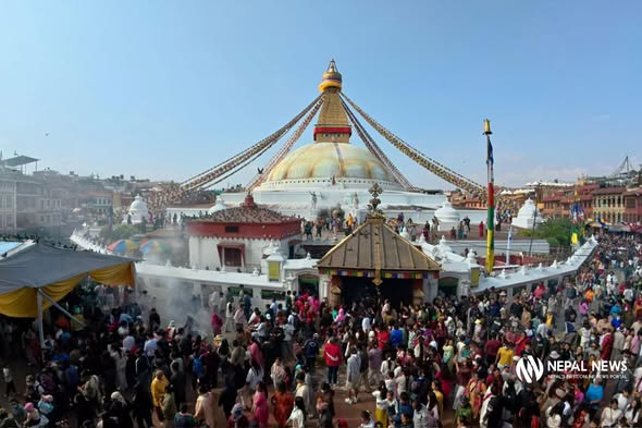 बौद्ध र स्वयम्भूमा श्रद्धालुको घुइँचो