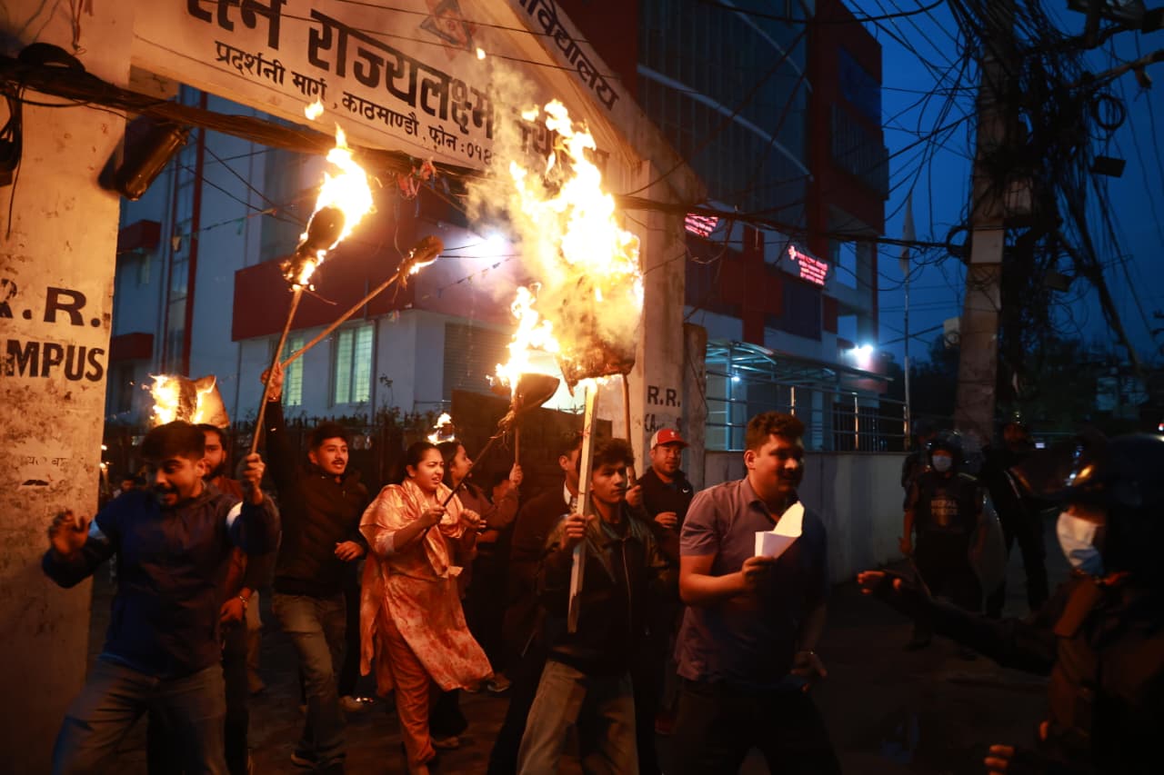 प्रधानमन्त्रीको अभिव्यक्तिविरुद्ध युवा संगठनको प्रदर्शन [फोटो फिचर]