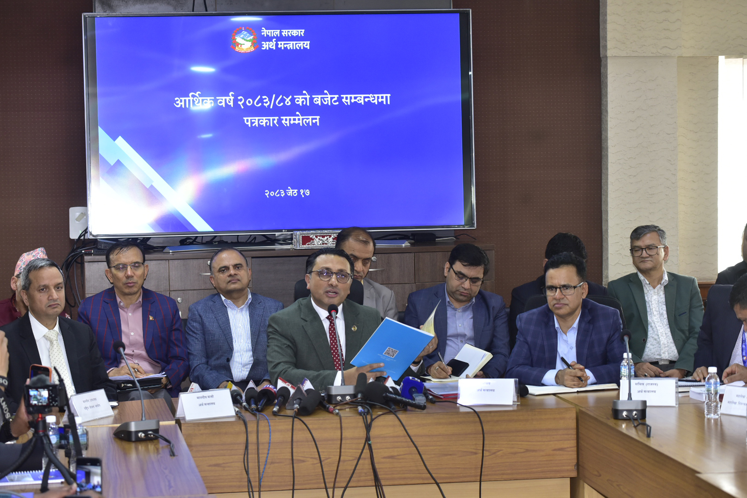 बजेट महत्त्वाकांक्षी छैन : अर्थमन्त्री वाग्ले