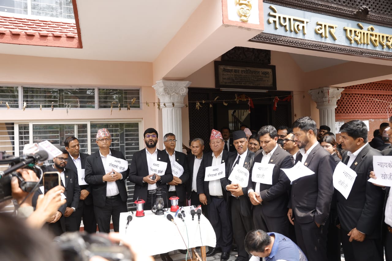 कानुन व्यवसायीले दिउँसै लाल्टिन बालेपछि…
