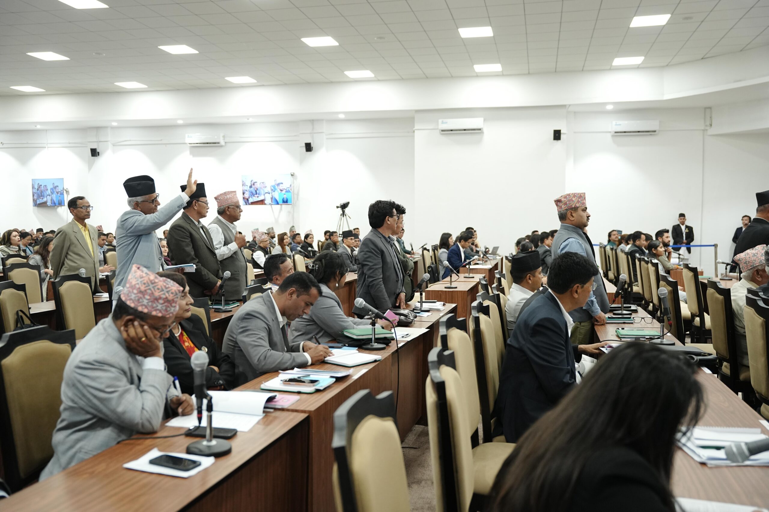 प्रतिपक्षको अवरोधपछि संसद् बैठक १५ मिनेटका लागि स्थगित