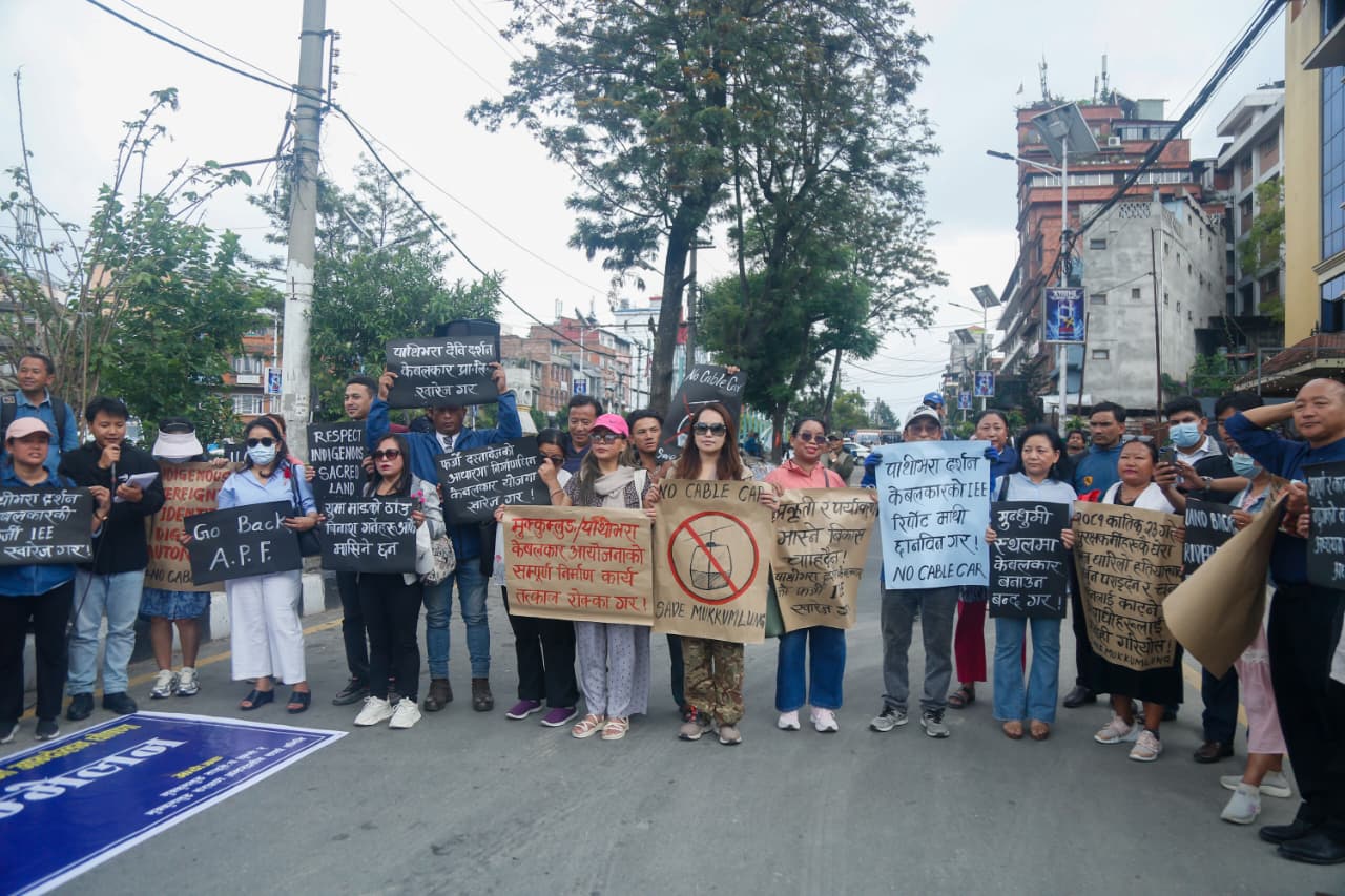 मुक्कुमलुङमा केबलकार निर्माणको विरोध‚ माइतीघरमा प्रदर्शन