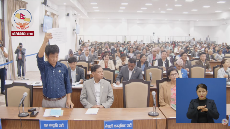आज पनि हर्क साम्पाङले प्लाकार्ड देखाएर गरे विरोध