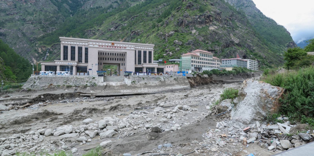 विषम मौसमी प्रणालीले संकट