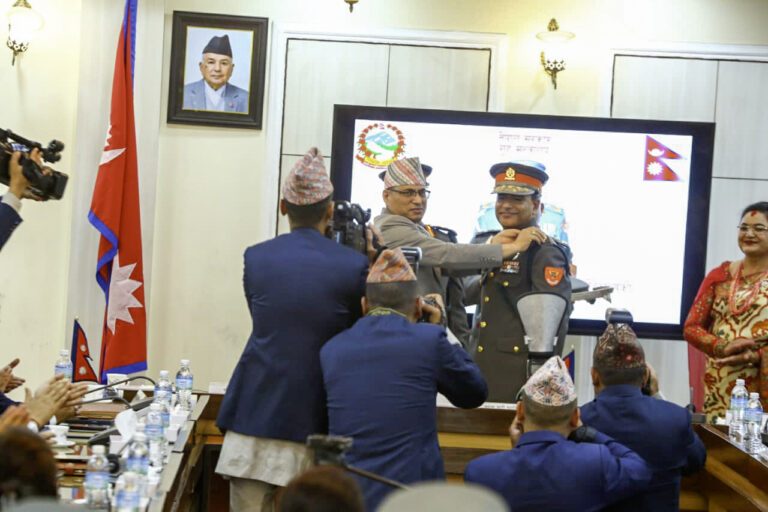 सशस्त्र प्रहरी महानिरीक्षक पौडेललाई दर्ज्यानी चिह्न प्रदान
