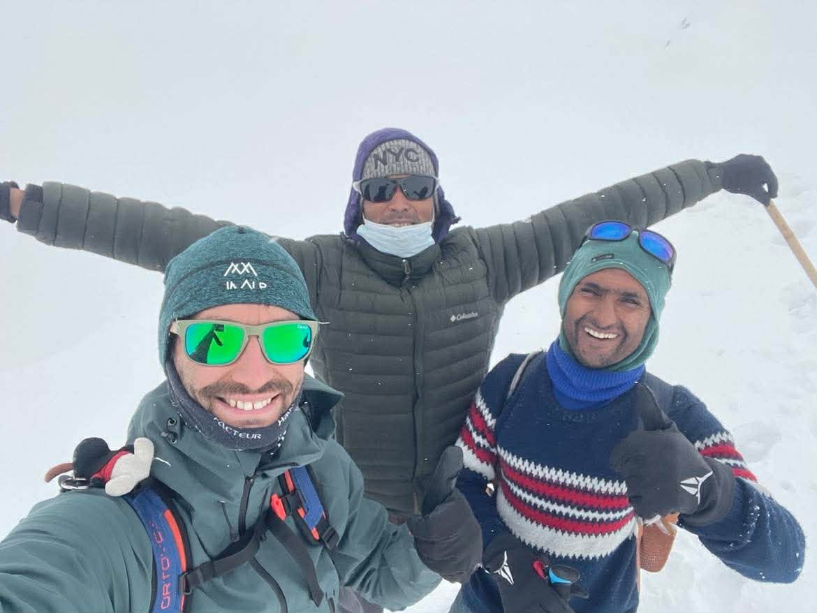 सांकेतिक भाषामा हिमाल चिनाउँदै बहिरा ट्रेकिङ गाइड