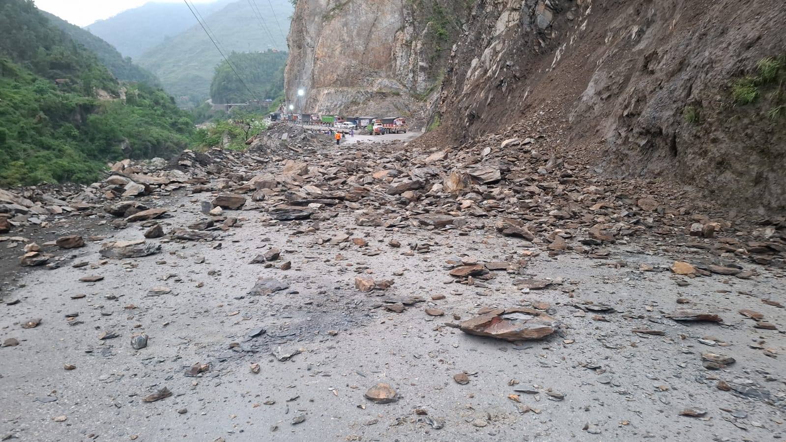 नारायणगढ-मुग्लिन सडक अवरुद्ध