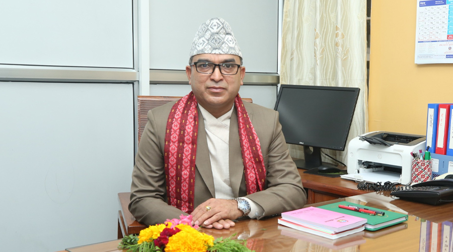 प्रतिनिधिसभाका नवनियुक्त सचिव प्रकाश अधिकारीले गरे पदभार ग्रहण