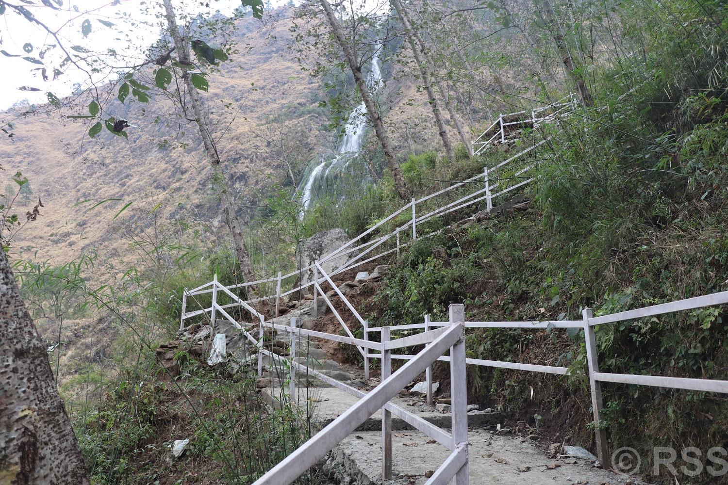नारच्याङ झरना जोड्ने ‘रेलिङ’सहितको पदमार्ग