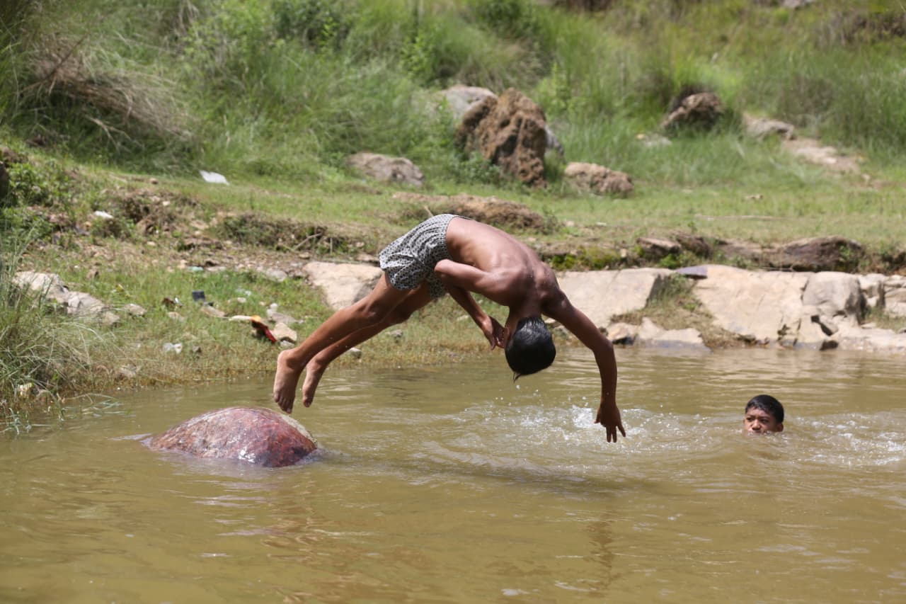 पौडीमा रमाउँदै बालबालिका [फोटो फिचर]