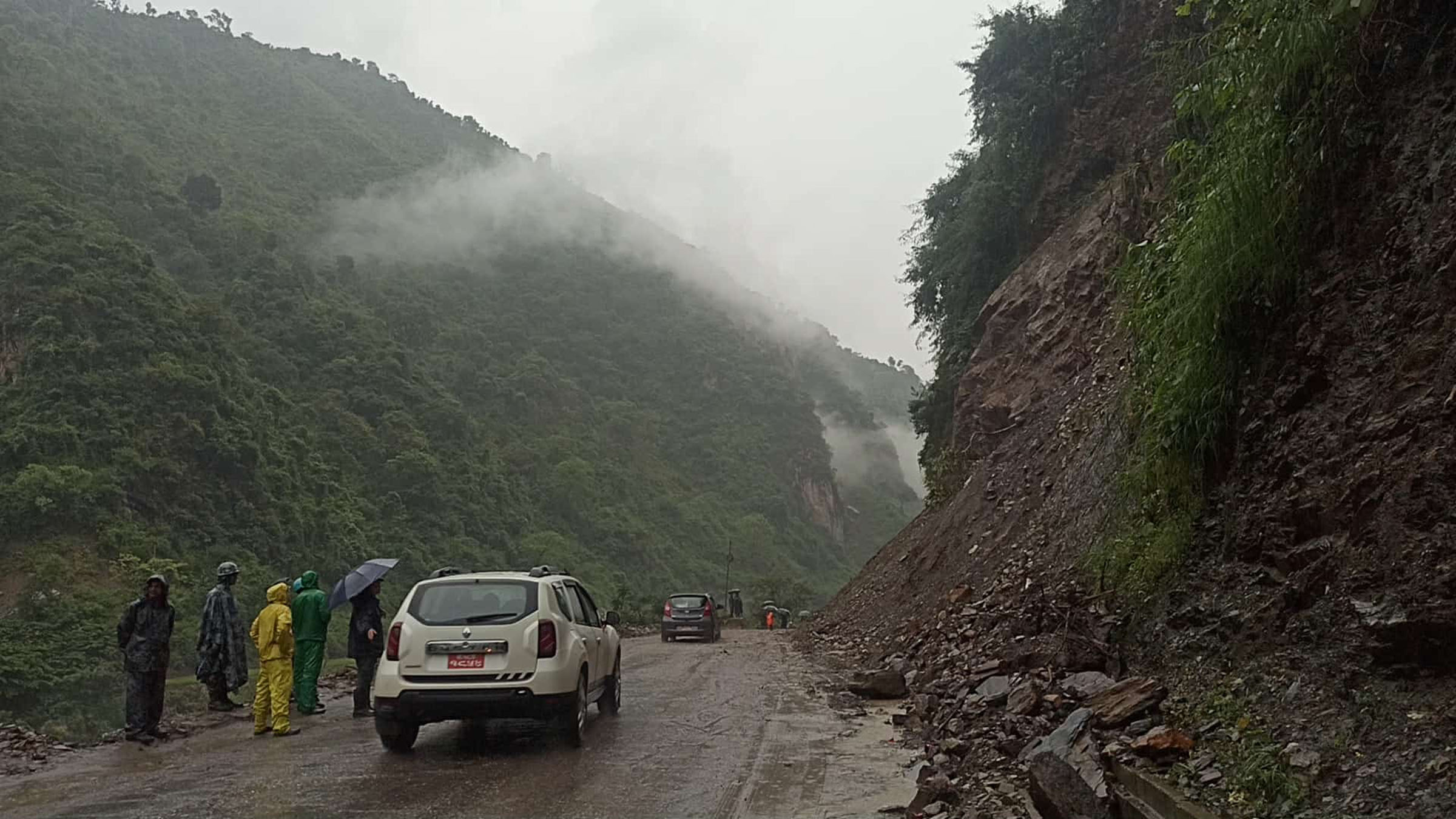 तुइनखोलामा पहिरो हटाएसँगै नारायणगढ–मुग्लिन सडकमा यातायात सञ्चालन
