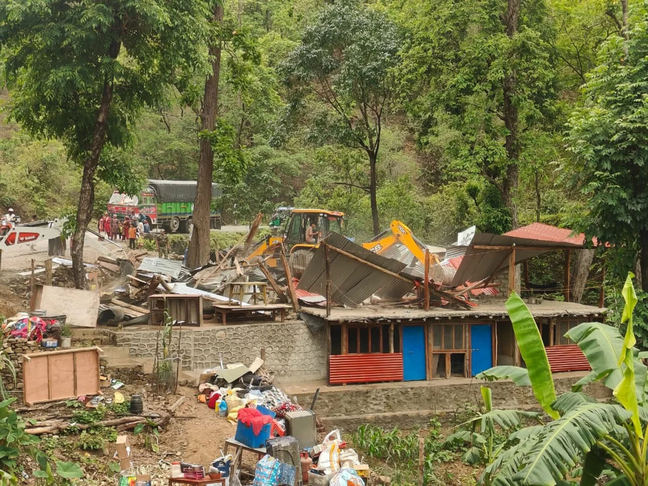 कैलालीमा वन अतिक्रमण हटाइयो, ४७ संरचना भत्काइए