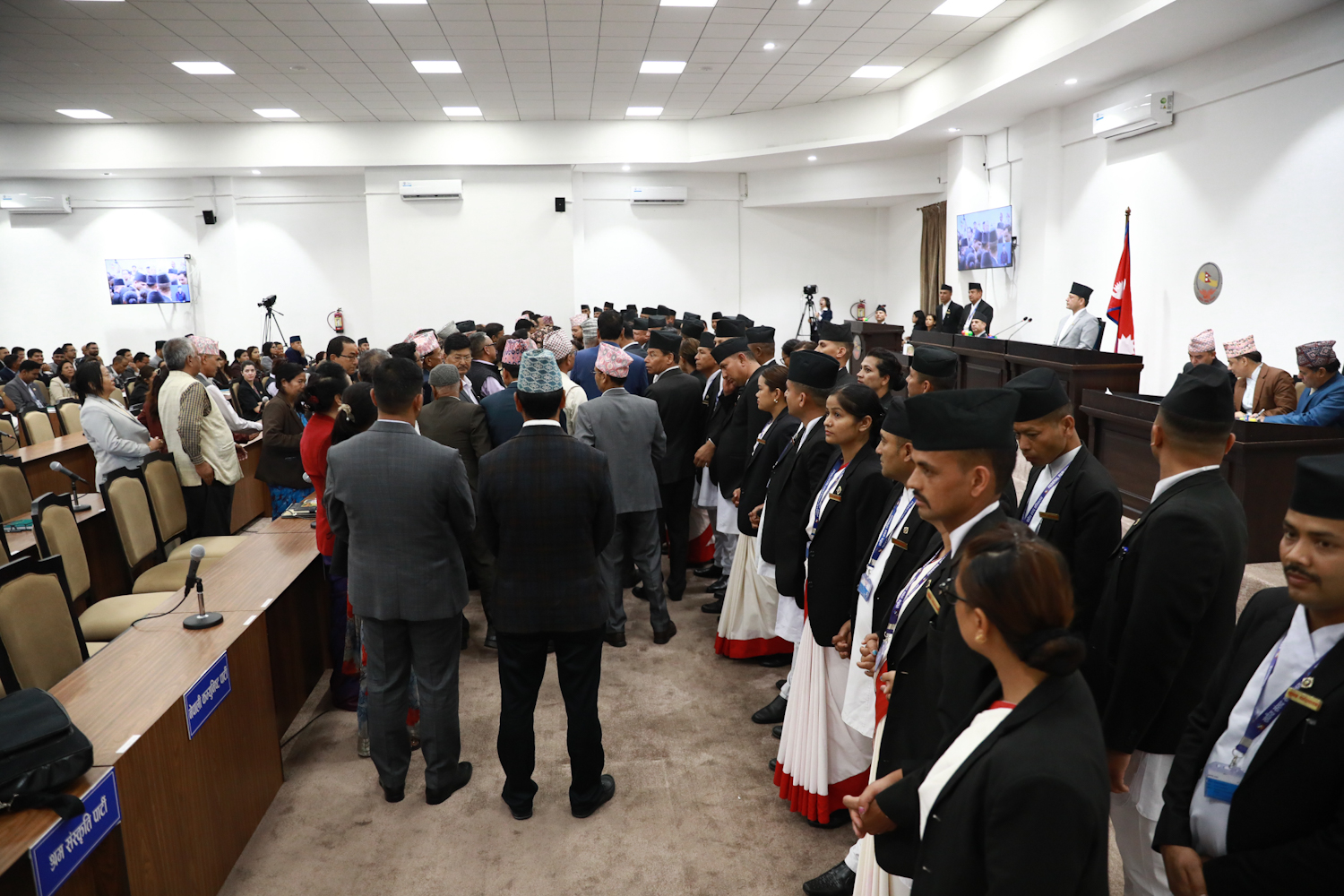 निर्धारित समयभन्दा दुई घण्टा ढिला सुरु भएको बैठक विपक्षीको विरोधपछि स्थगित