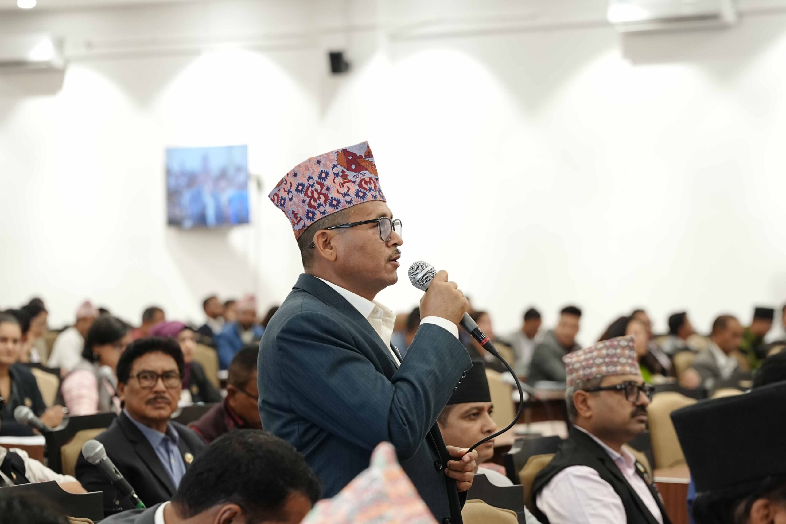सरकारले कर्मचारी र संवैधानिक पदाधिकारीलाई धम्क्याएको विपक्षीको आरोप