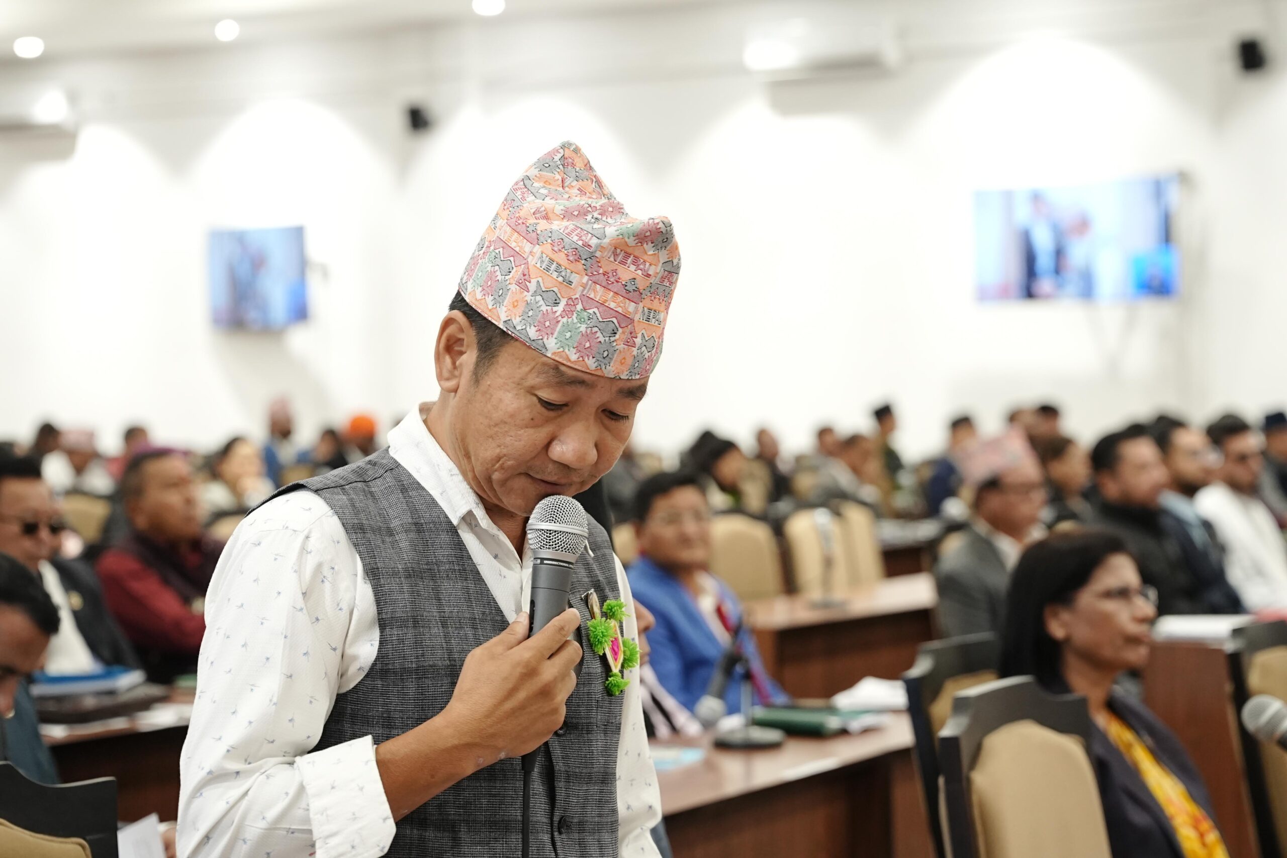 मन्त्रालयगत छलफलमा रक्षा मन्त्रीलाई बोलाउन हर्क साम्पाङको माग
