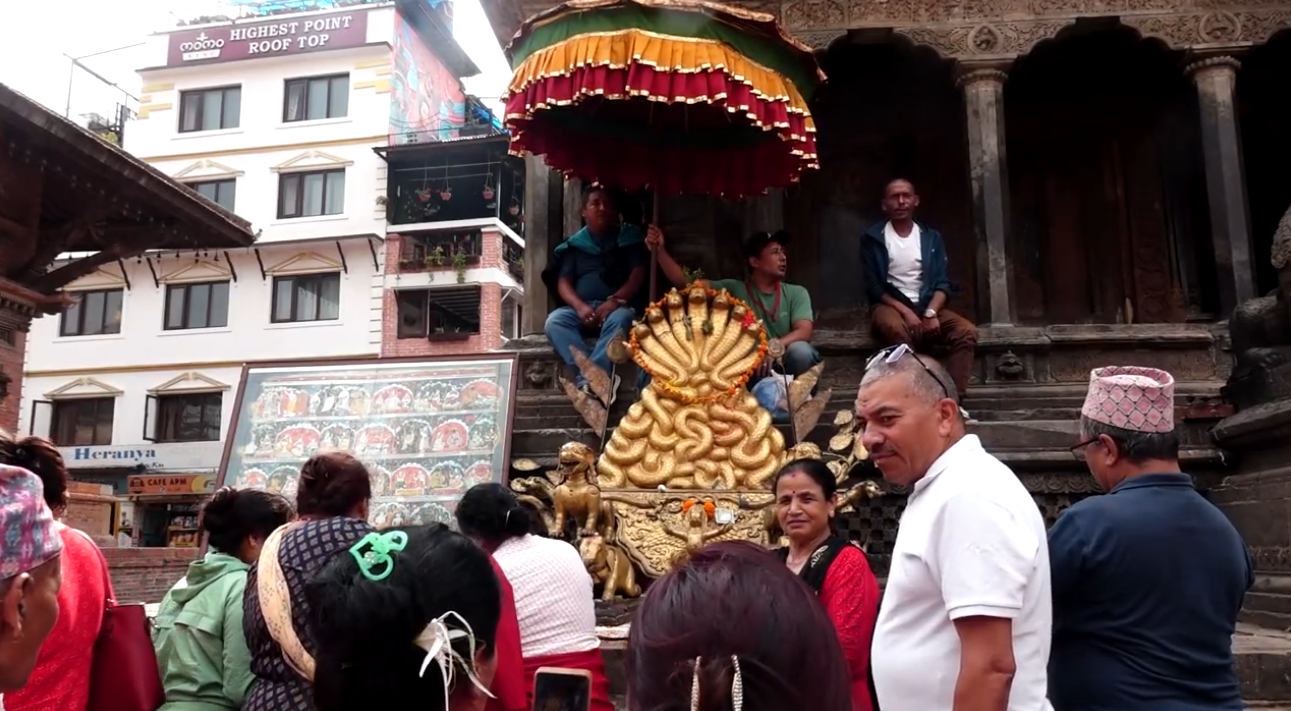 श्रीनिवास मल्लको सिंहासन प्रदर्शन
