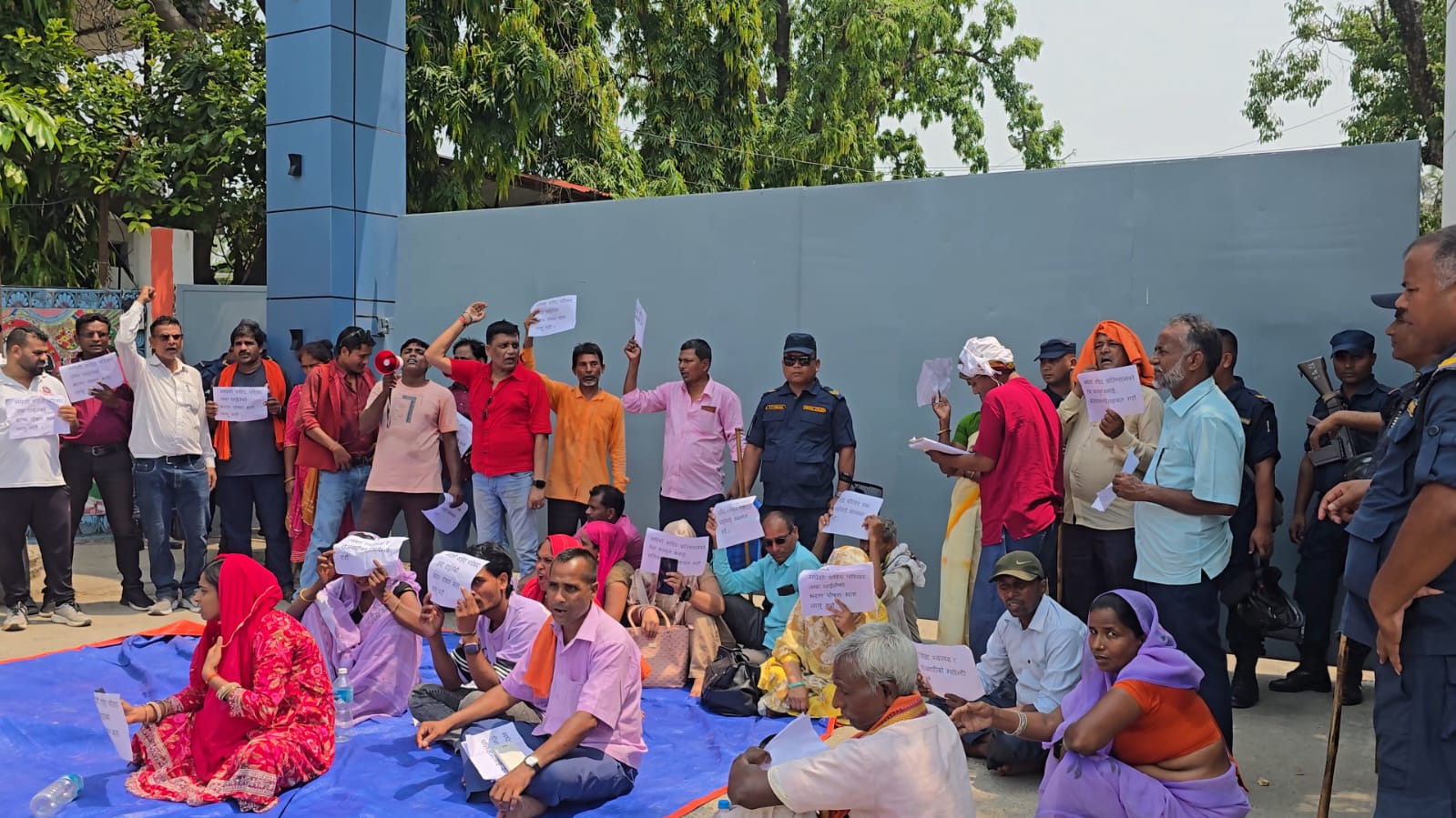सहिद परिवारद्वारा मधेस प्रदेश भवन घेराउ