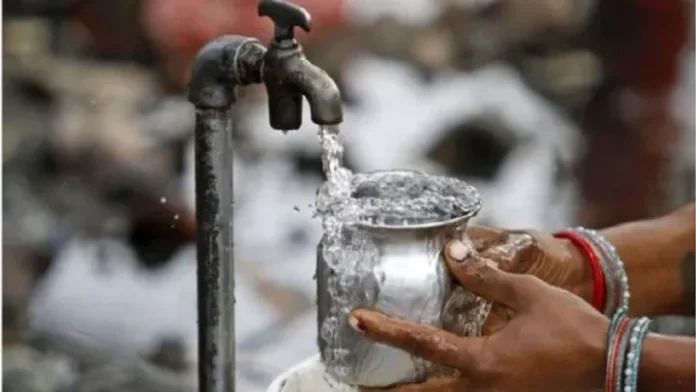 धाराबाट पानी नआएपछि तुलसीपुरमा ट्यांकरबाट वितरण