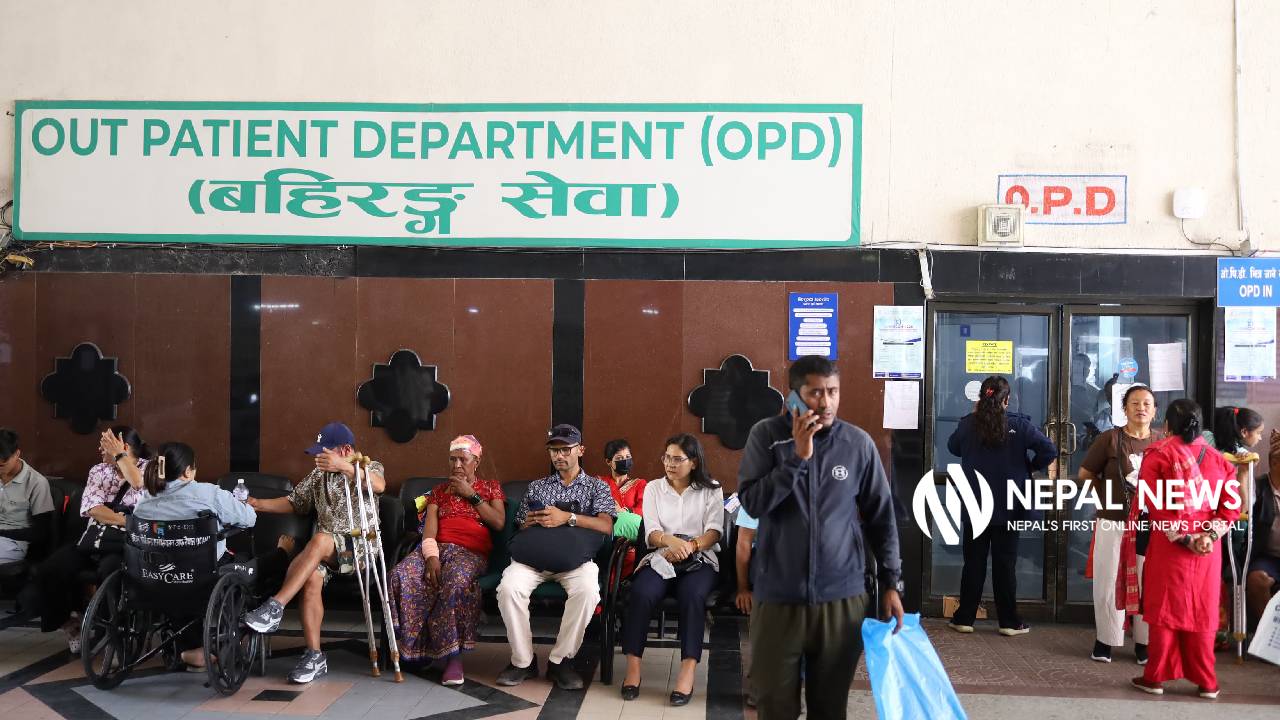 चिकित्सक संघको आन्दोलनले अस्पताल सेवा प्रभावित, आकस्मिकबाहेकका सेवा बन्द (तस्बिरहरु)