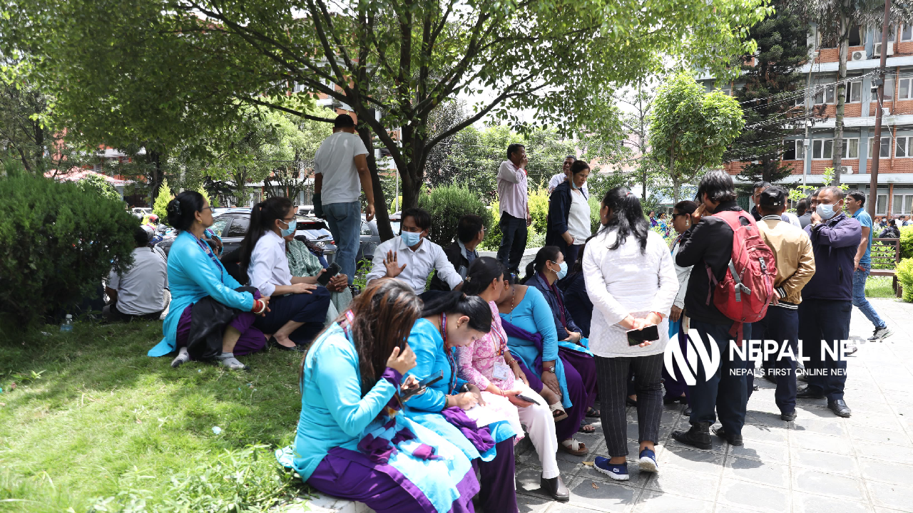 करार कर्मचारी हटाउने तयारीविरुद्ध आजपनि सिंहदरबारमा धर्ना (तस्बिरहरू)
