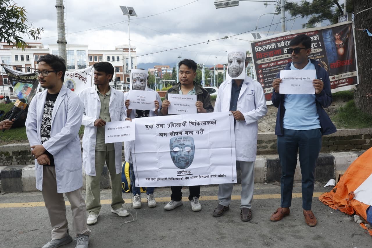तस्बिरमा चिकित्सकको प्रदर्शन