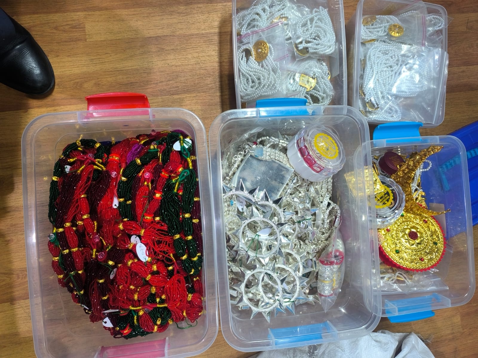 अमेरिका पठाउन लागिएको सुनचाँदीका गहनासहित दुईजना पक्राउ