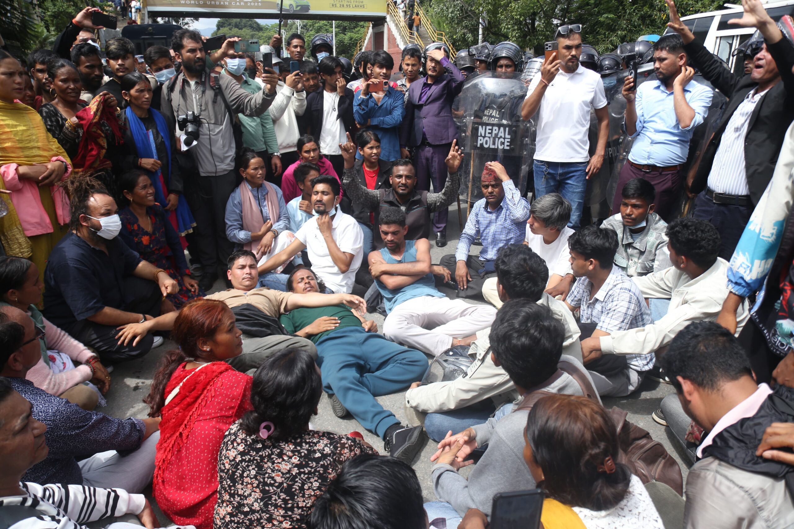 न्यायको माग गर्दै वीर अस्पतालअघि प्रदर्शन [फोटो फिचर]