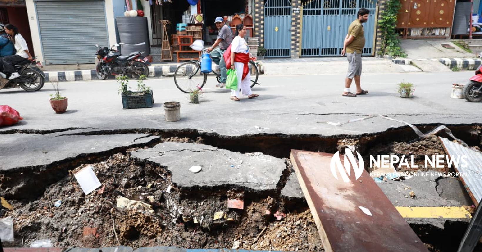 ललितपुरको महालक्ष्मीस्थानमा सडक भासियो (तस्बिरहरू)