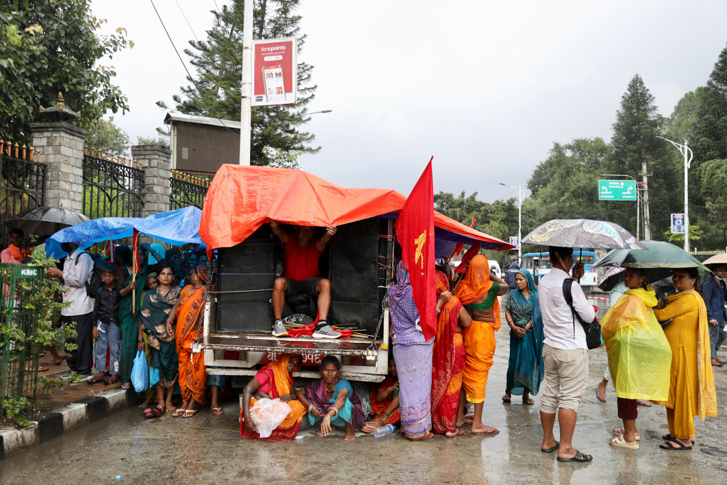 तस्बिरमा वर्षाले निथ्रुक्क लघुवित्तपीडित