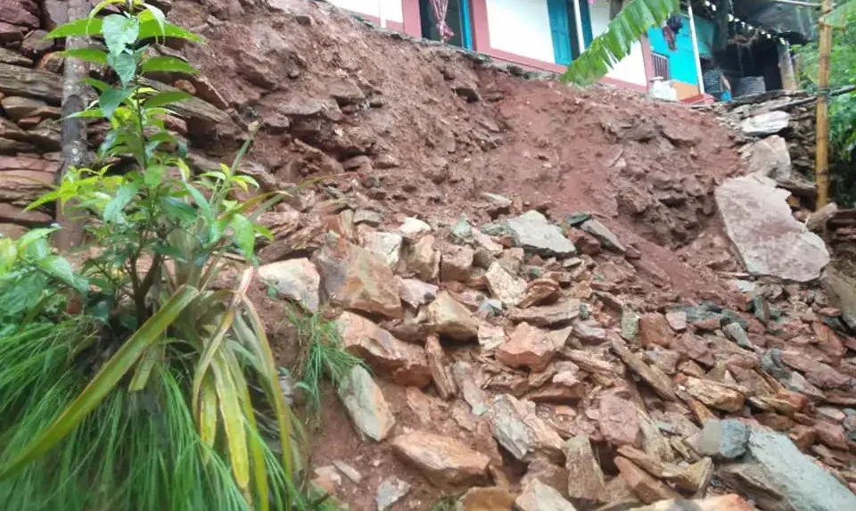 बैतडीमा घर भत्किँदा तीन जना घाइते