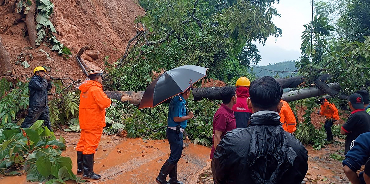 बाढी–पहिरोले मुख्य राजमार्ग अवरुद्ध