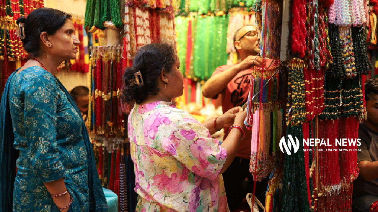 साउन लागेसँगै इन्द्रचोकका पोते बजारमा चहलपहल [फोटो फिचर]