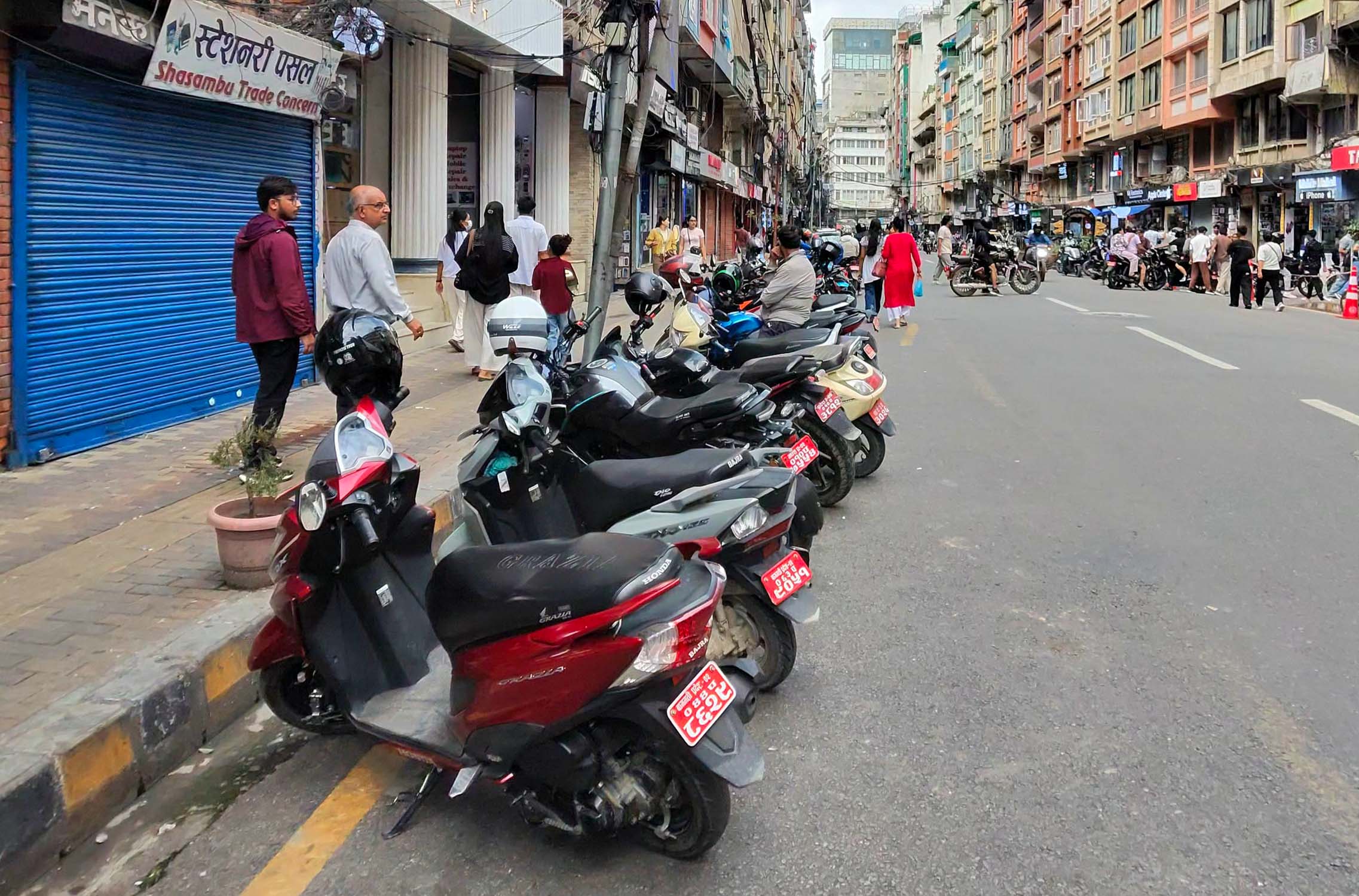 बढ्यो अव्यवस्थित पार्किङ [फोटो फिचर]