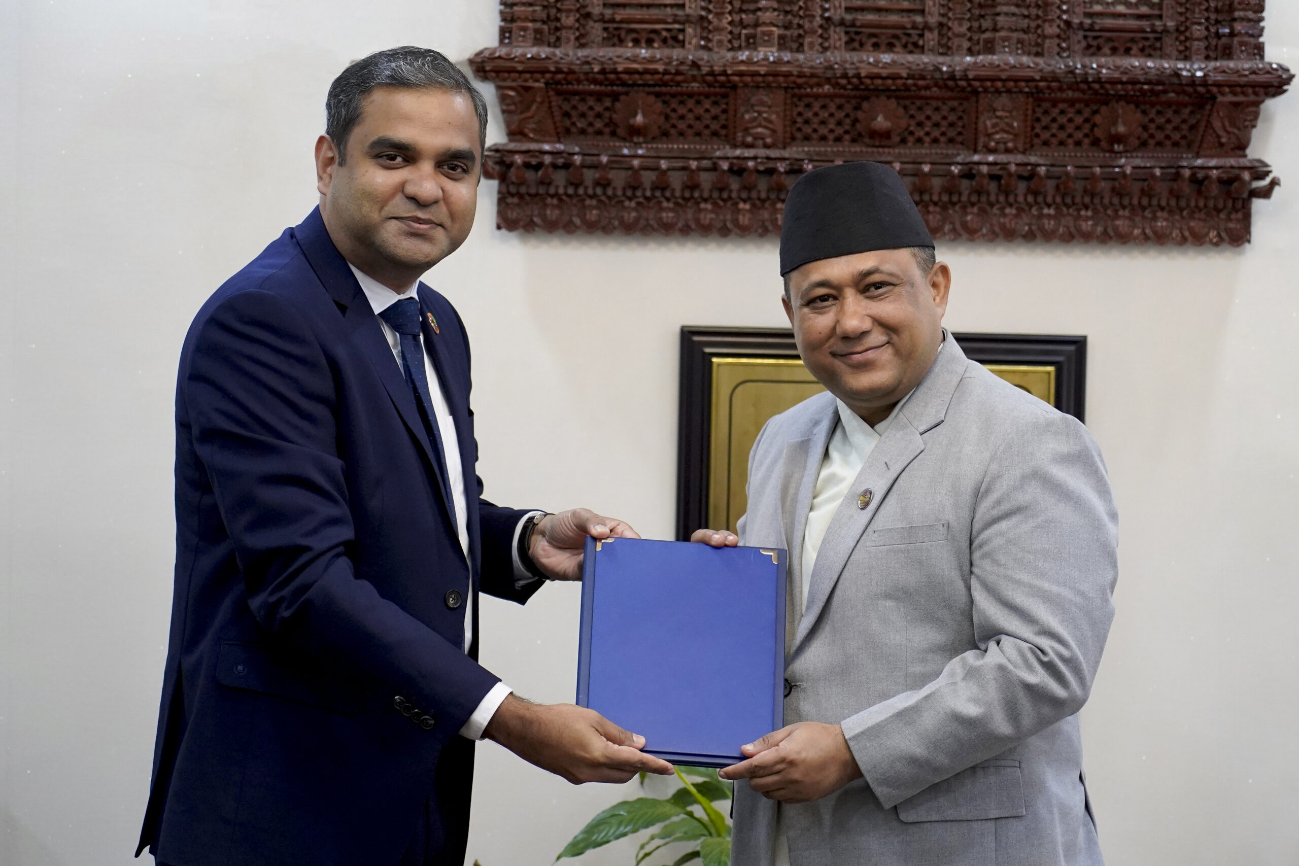 नेपालका लागि यूएनएफपीएका नवनियुक्त प्रतिनिधि हरिदासद्वारा ओहदाको प्रमाणपत्र पेस