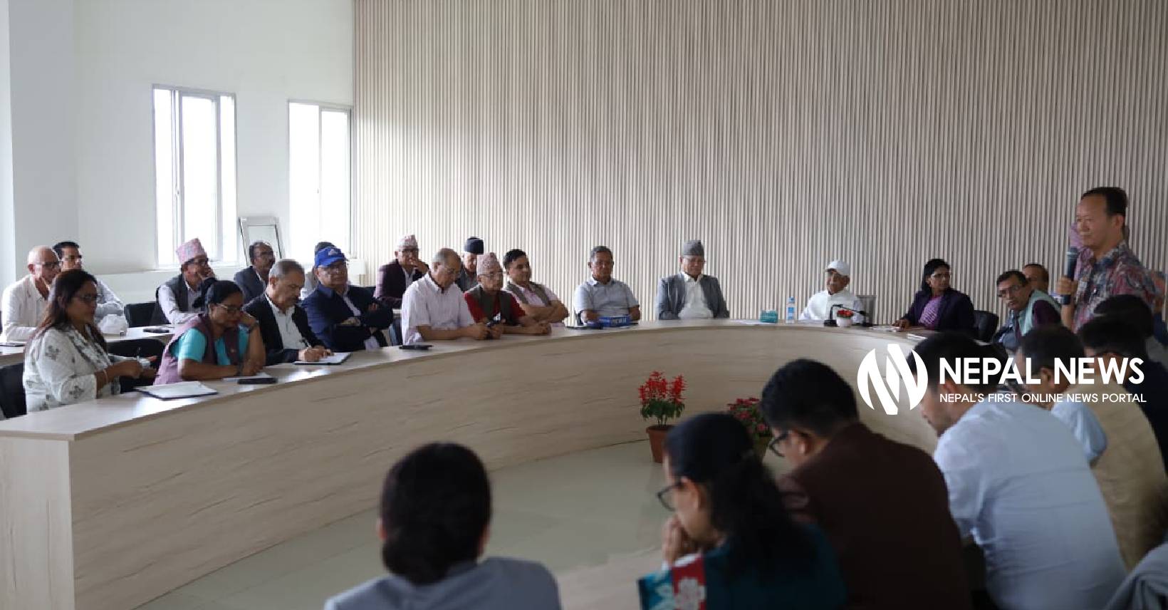 सांसदहरूसँग एमाले अध्यक्ष ओलीलगायत नेताको छलफल (तस्बिरहरू)
