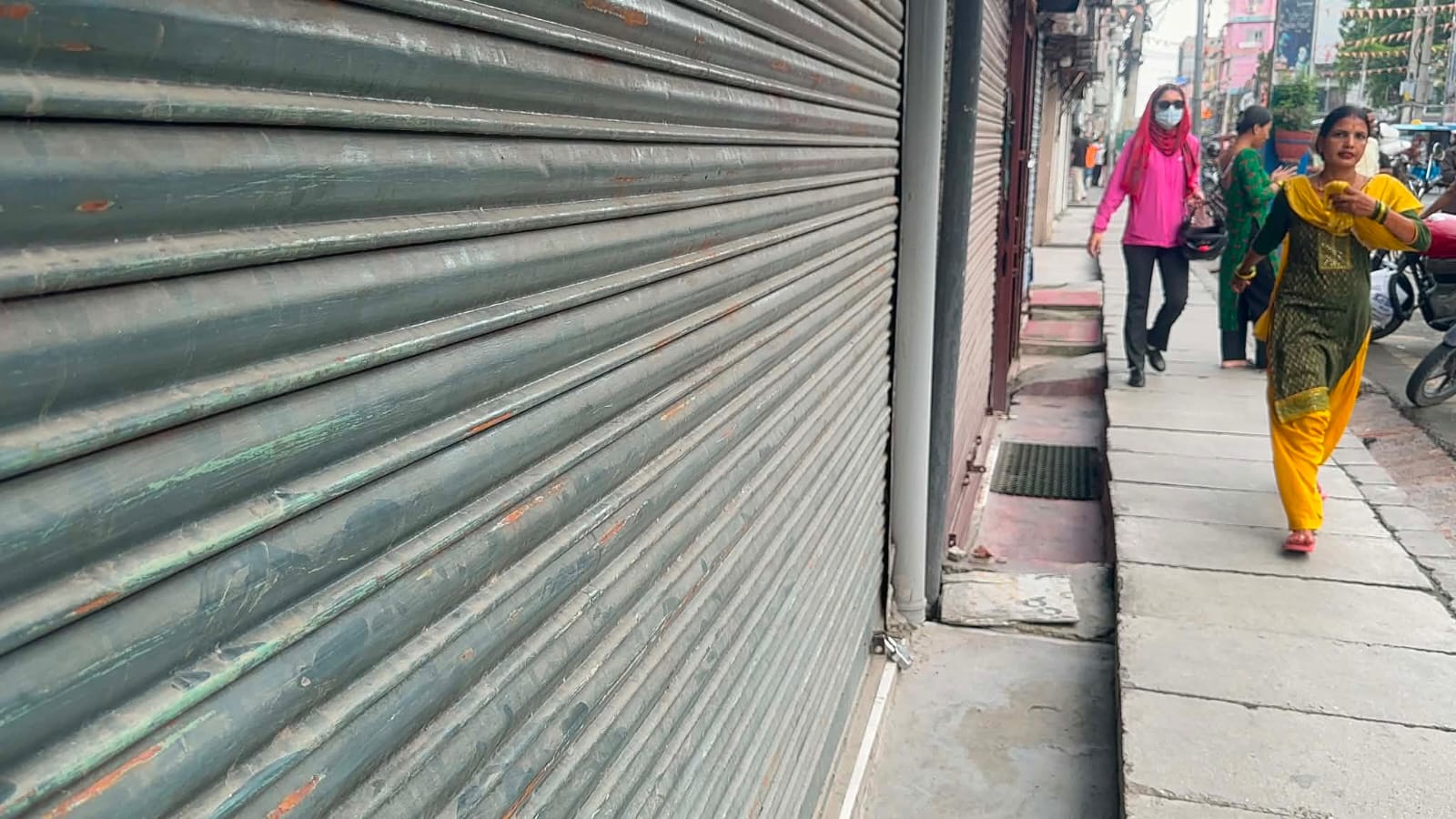 देवानगञ्ज तनावको असर विराटनगरमा, बजारदेखि विद्यालयसम्म बन्द