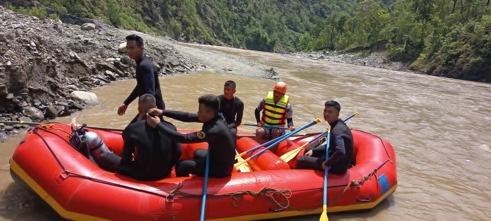 कर्णालीमा बेपत्ता गाडी र यात्रु खोज्न सशस्त्रको विपद् शिक्षालयबाट गोताखोर परिचालन