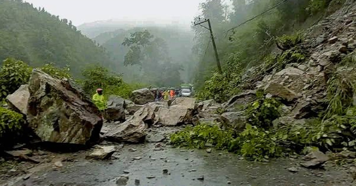 फिस्लिङमा पहिरो जाँदा पृथ्वी राजमार्ग अवरुद्ध