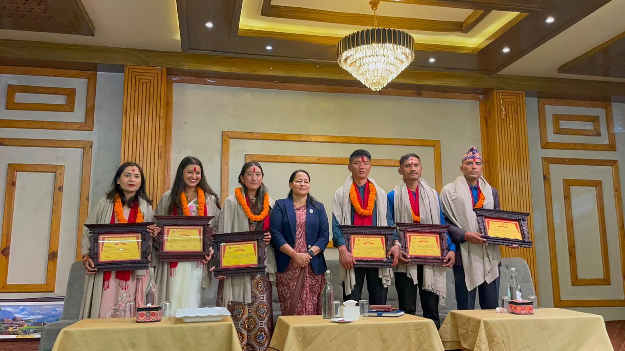 ६ साहसी पर्वतारोहीलाई गण्डकी सरकारको सम्मान, जनही ४५ हजार नगद प्रदान