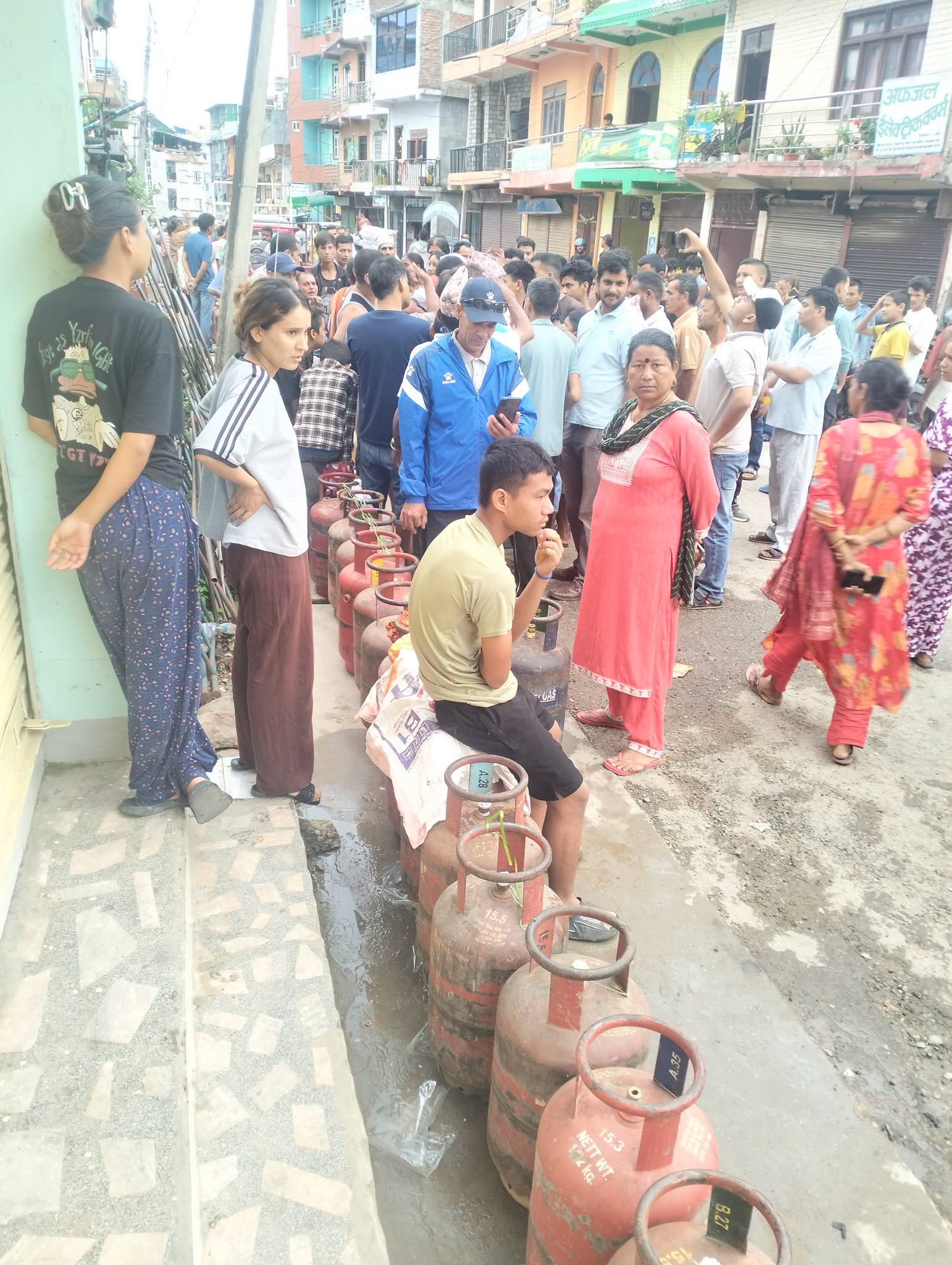 सुर्खेतमा ग्यास अभाव‚ उपभोक्तालाई सास्ती