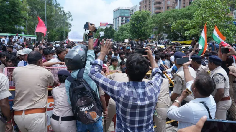 पटनामा विद्यार्थी विरोध : प्रहरीद्वारा पानीको फोहोरासँगै अश्रुग्यास प्रहार
