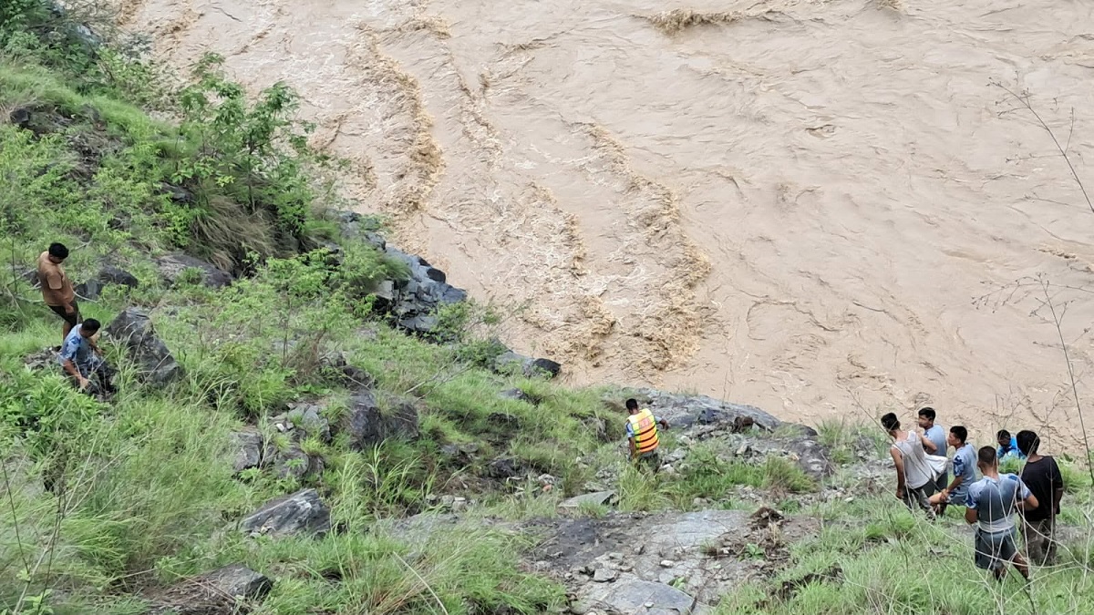 कर्णाली नदीमा बेपत्ता गाडी पुनः खोज्दै गोताखोर