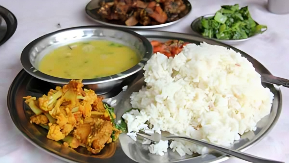 यात्रीलाई बासी खाना खुवाउने होटेललाई २५ हजार जरिवाना