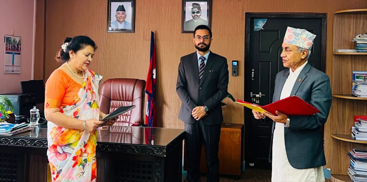 त्रिवि सेवा आयोगका अध्यक्ष थापाले लिए शपथ