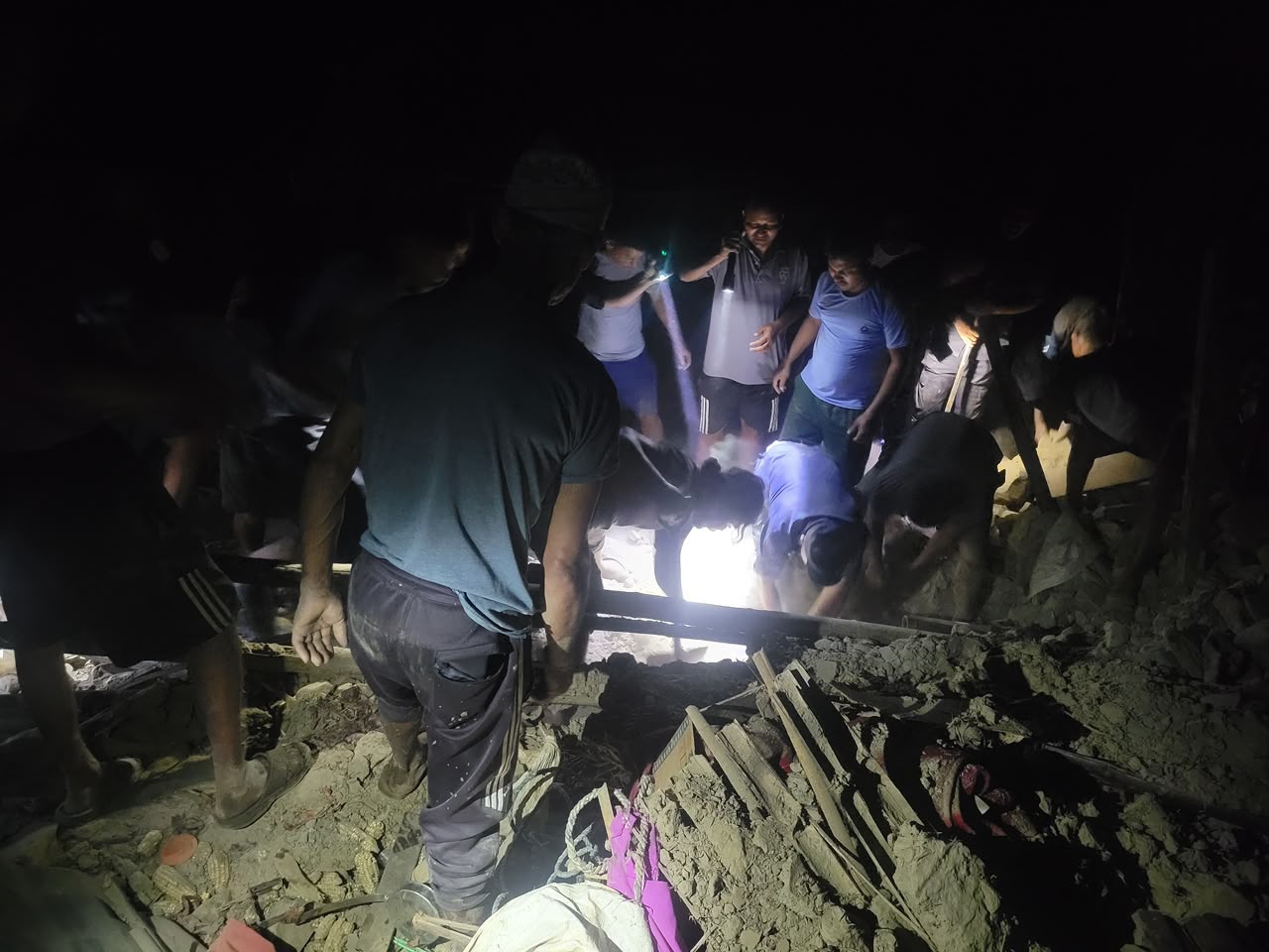 लमजुङमा पहिरोले धन्सार भत्किँदा बाबुछोरीको मृत्यु