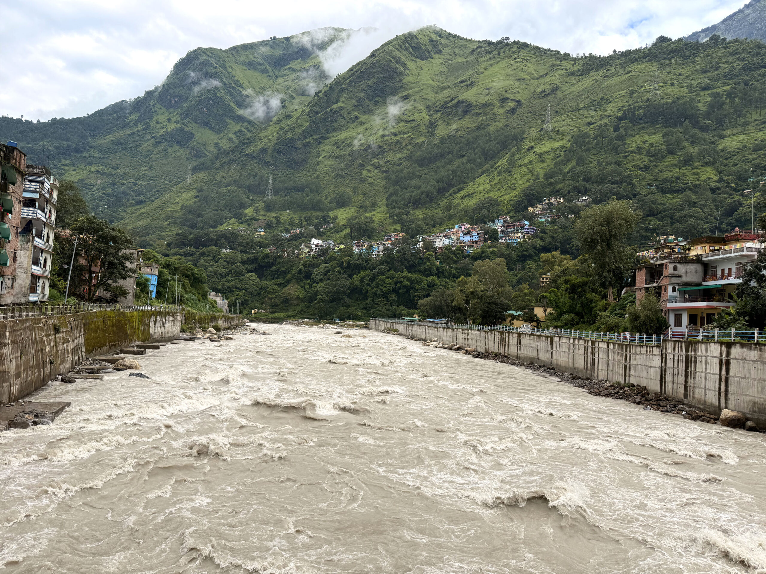 महाकाली नदीमा फसेका युवकको उद्धार