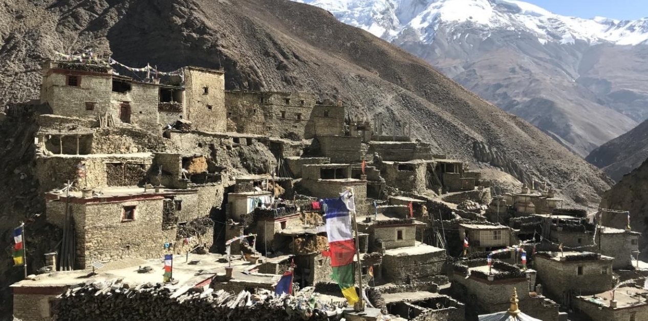 जलवायु परिवर्तनले संकटमा मनाङका मौलिक घर