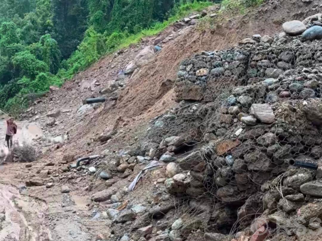 पहिरोले मेची राजमार्ग अवरुद्ध