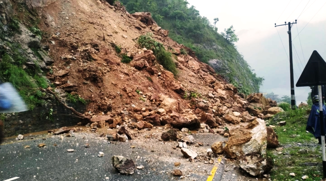 बाढीपहिरोको असर : ८ राजमार्ग पूर्ण रूपमा अवरुद्ध