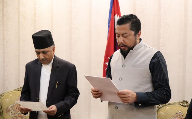 ऊर्जामन्त्रीसमक्ष विद्युत् नियमन आयोगका नवनियुक्त पदाधिकारीको शपथ